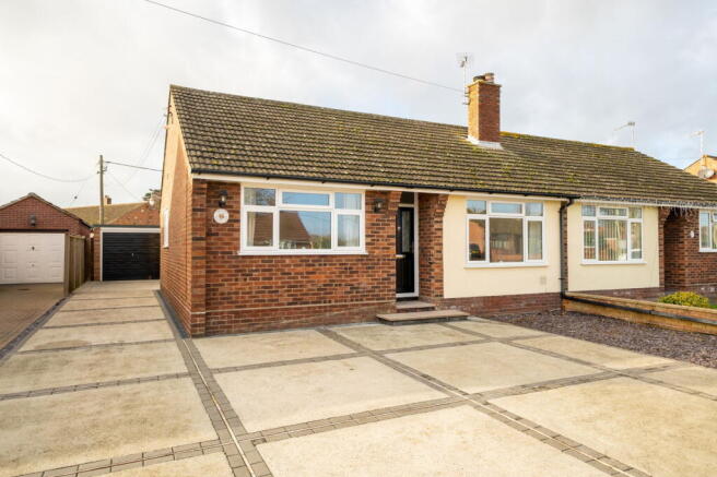 2 bed property, in Rounces Lane, £250,000