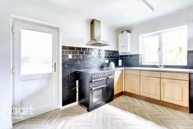 3 bed property, in Charles Close, £250,000