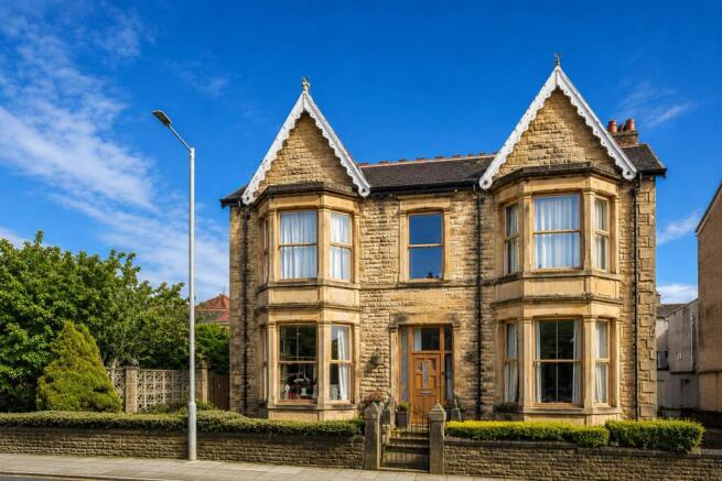5 bed property, in Clarendon Road, £525,000