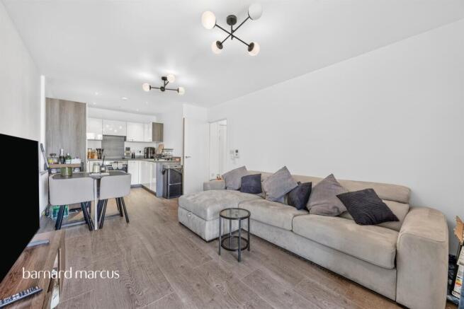 1 bed property, in Connersville Way, £230,000