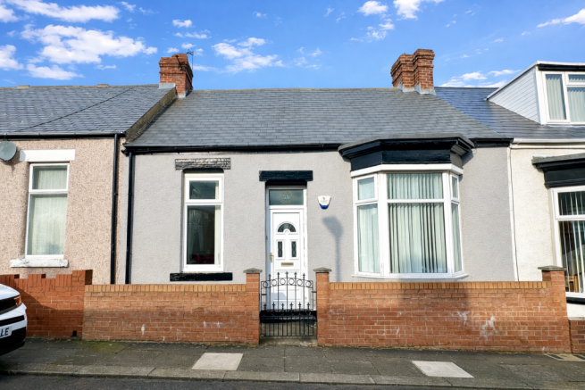 2 bed property, in Queens Crescent, £130,000