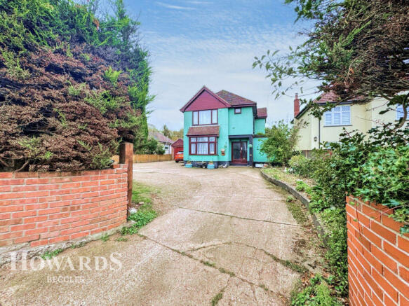 5 bed property, in Lowestoft Road, £425,000