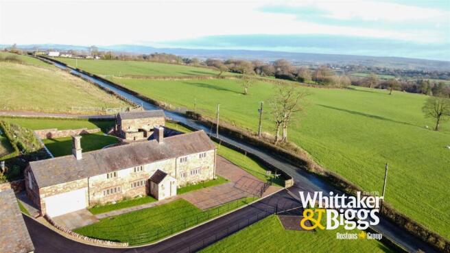 4 bed property, in Ivy Farm, £825,000