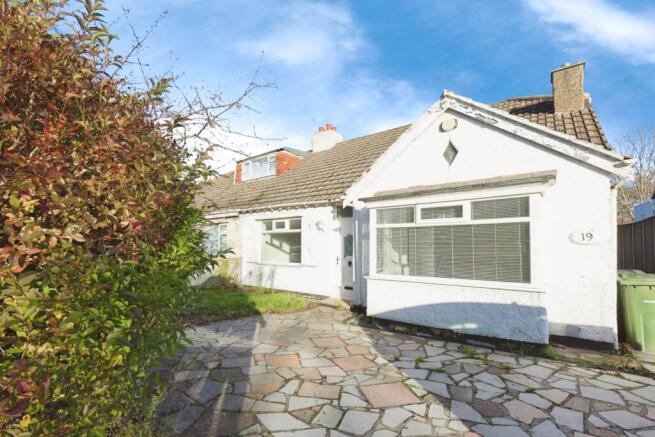 2 bed property, in Cross Lane, £240,000