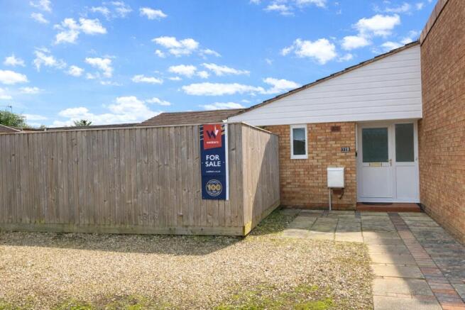 2 bed property, in Barn Meads Road, £235,000