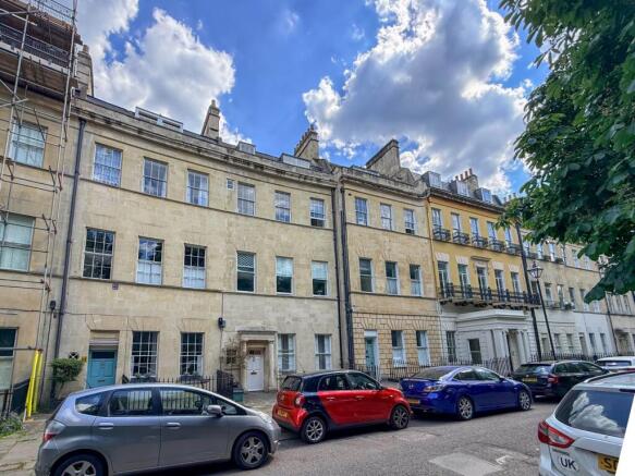 2 bed property, in Grosvenor Place, £350,000