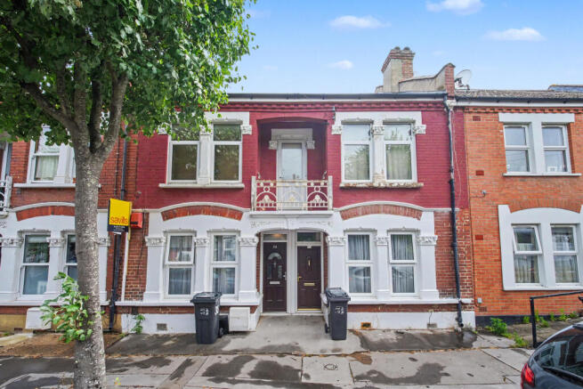 2 bed property, in Ingatestone Road, £205,000