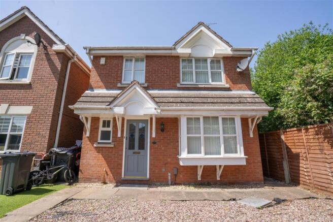 4 bed property, in Birchtrees Croft, £320,000