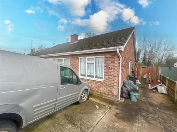 2 bed property, in Ramplings Avenue, £200,000