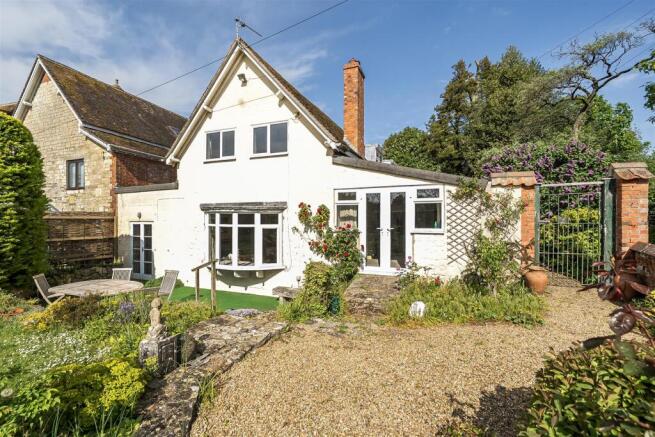 2 bed property, in Lovells Court, £425,000