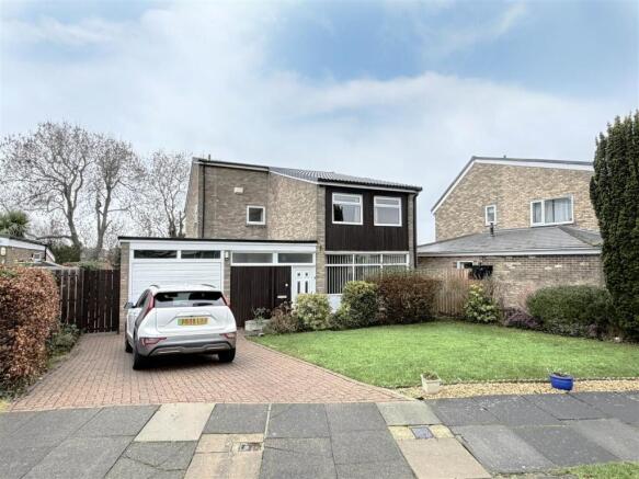 3 bed property, in Auckland Way, £260,000
