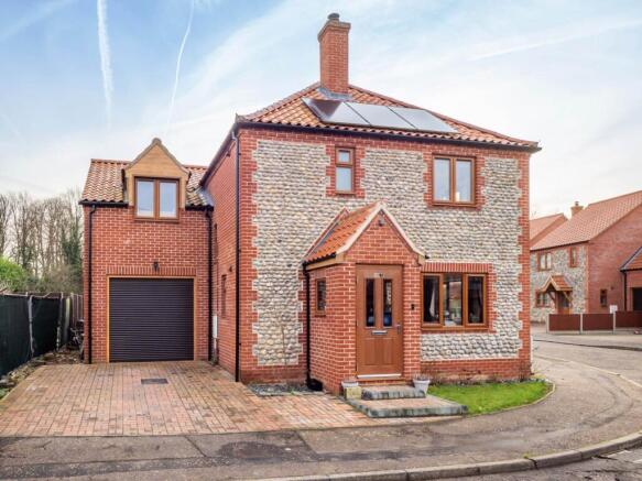 3 bed property, in Beechlands Park, £425,000
