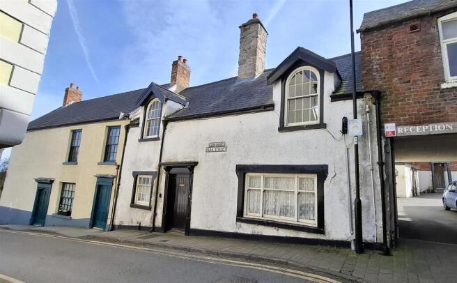3 bed property, in Park Street, £225,000