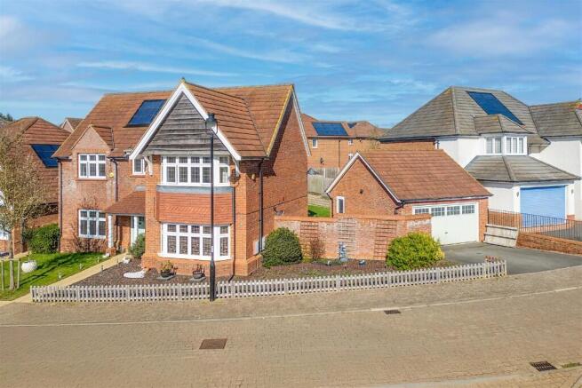 4 bed property, in Chapel Close, £625,000