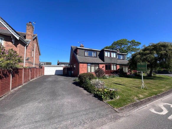2 bed property, in Oldfield Carr Lane, £360,000
