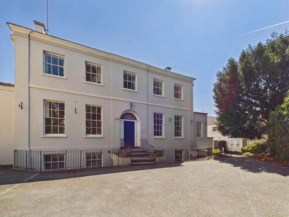 2 bed property, in Cambray Place, £300,000