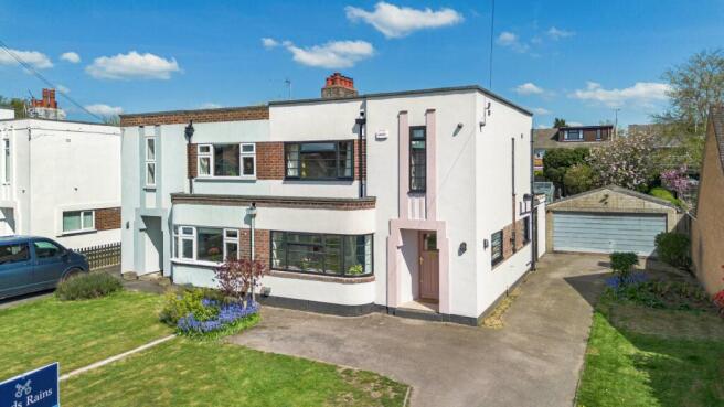 3 bed property, in Bulkington Lane, £350,000