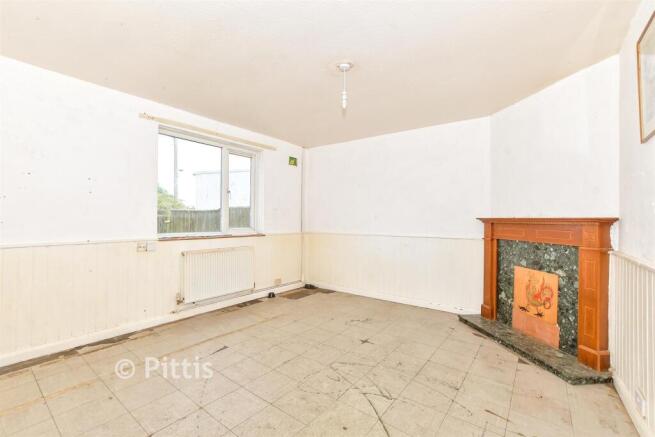 4 bed property, in Gunville Road, £165,000