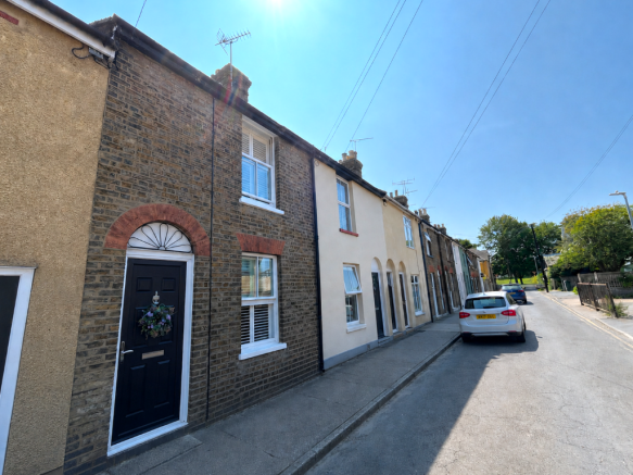 2 bed property, in Cyprus Road, £300,000