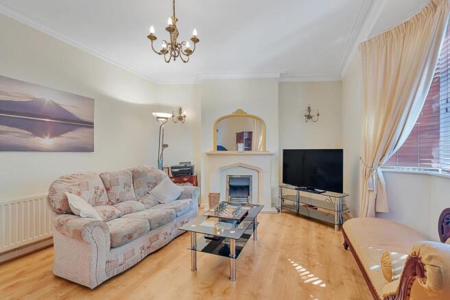 4 bed property, in Ashwood Avenue, £240,000