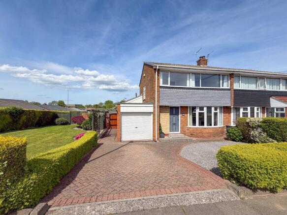 3 bed property, in Oakfield Road, £300,000