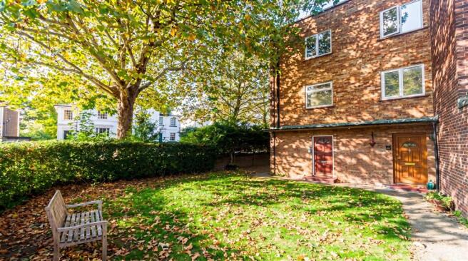 1 bed property, in Clifden Road, £294,000