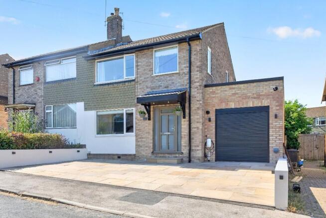 2 bed property, in Woodleigh Close, £450,000