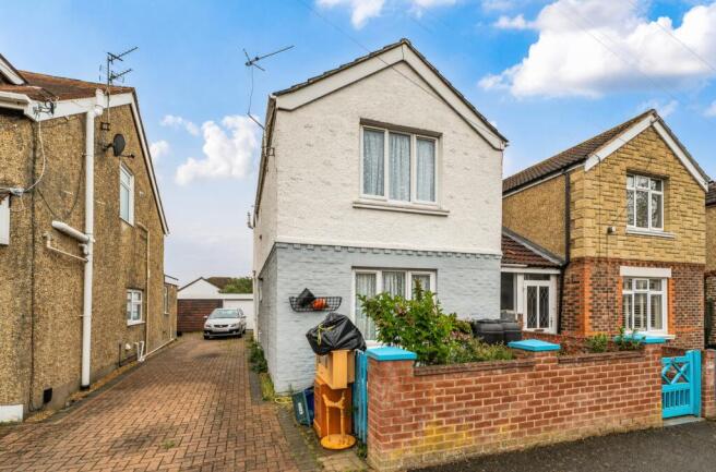 2 bed property, in Oval Gardens, £255,000