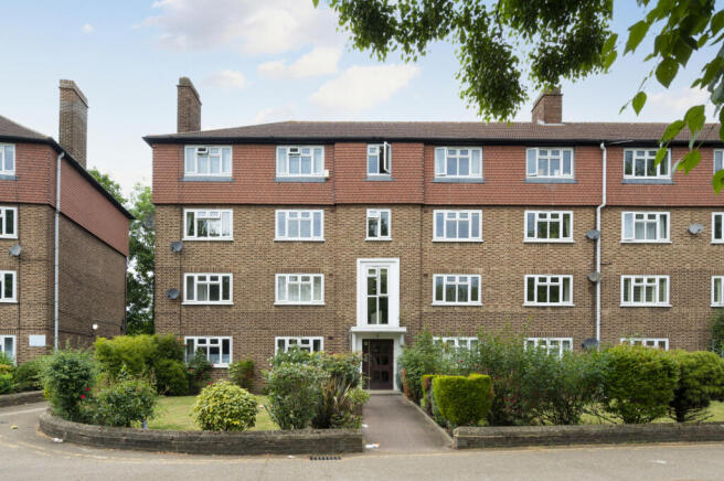 2 bed property, in Bushey Road, £350,000