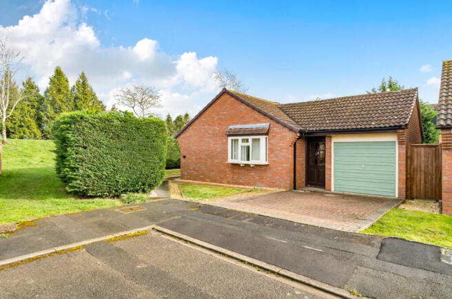 3 bed property, in Sinderberry Drive, £315,000