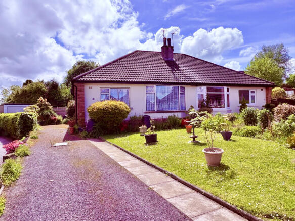 2 bed property, in Harewood Avenue, £270,000