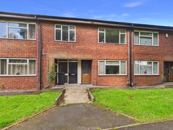 2 bed property, in Church Street, £100,000