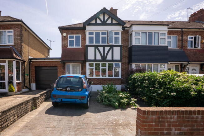 3 bed property, in Brackley Square, £625,000