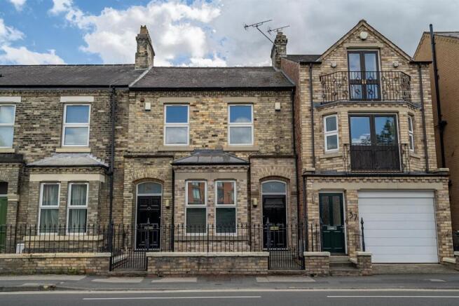 2 bed property, in Barbican Road, £370,000