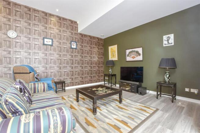 5 bed property, in Rushetts Road, £750,000