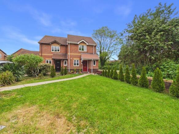 2 bed property, in Magnolia Close, £250,000