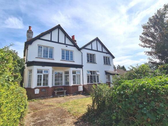 3 bed property, in Leatherhead Road, £550,000