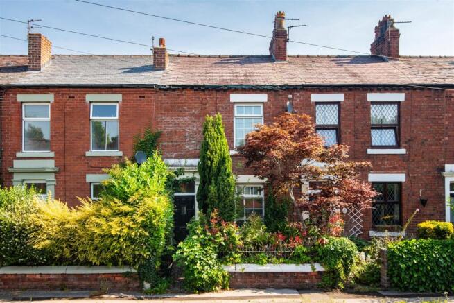 2 bed property, in Dunkirk Lane, £140,000