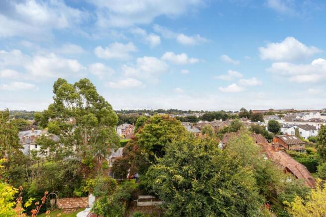 2 bed property, in Woodbury Park Road, £318,500
