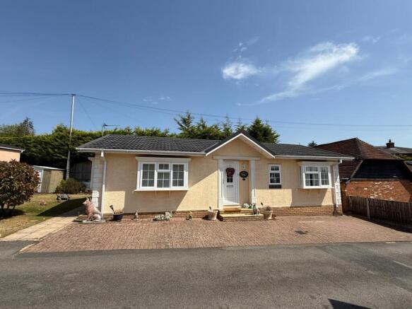2 bed property, in Layters Green Lane, £259,950