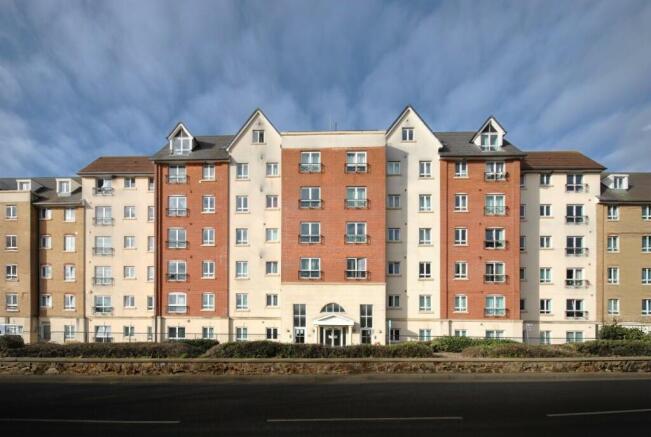 2 bed property, in Broad Street, £119,000