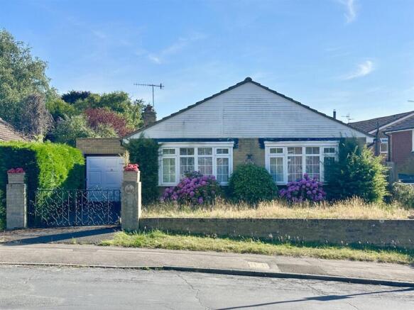 2 bed property, in Sedlescombe Gardens, £295,000