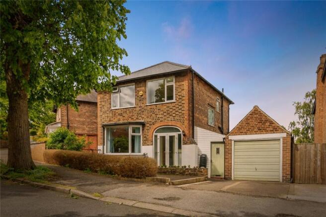 3 bed property, in The Crescent, £300,000