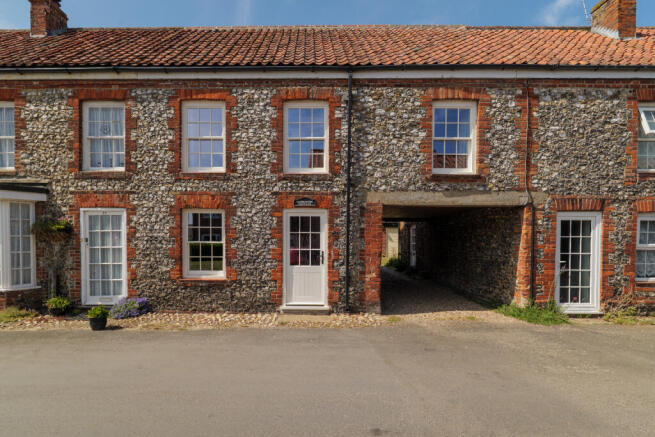 3 bed property, in High Street, £260,000