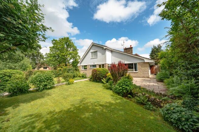 4 bed property, in Manor Way, £750,000