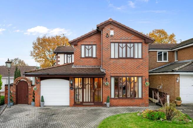 3 bed property, in Larkfield Close, £575,000