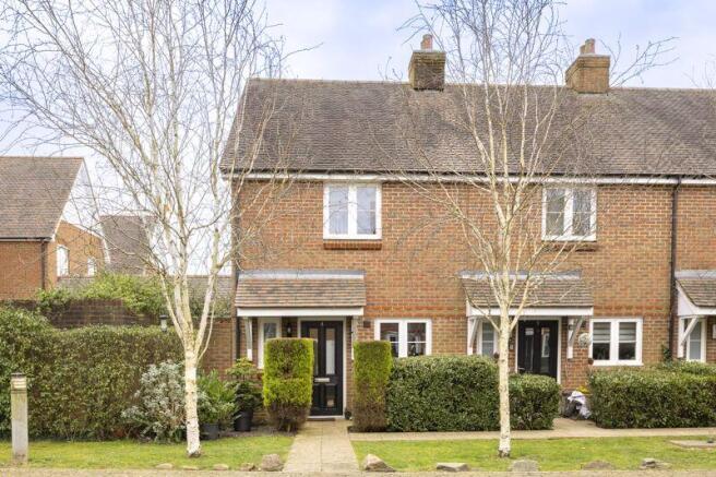 2 bed property, in Trug Close, £325,000