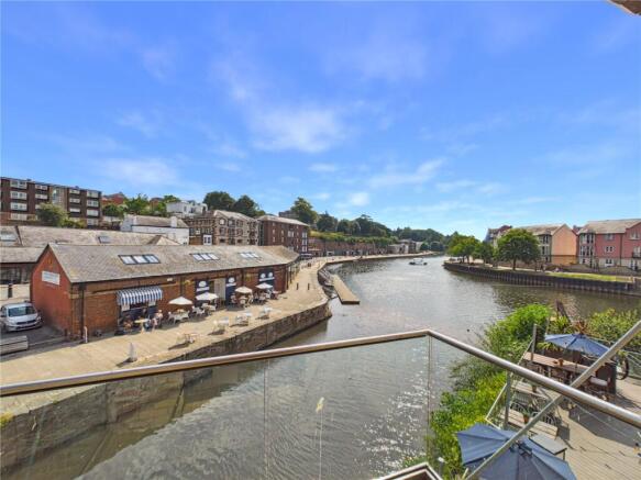 3 bed property, in Commercial Road, £310,000