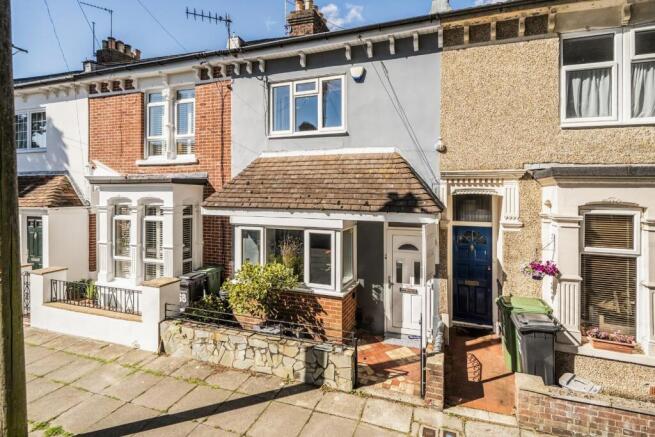 3 bed property, in Essex Road, £350,000