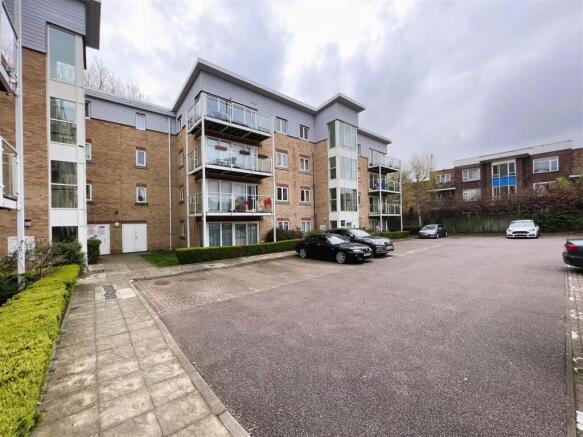 2 bed property, in Primrose Close, £200,000